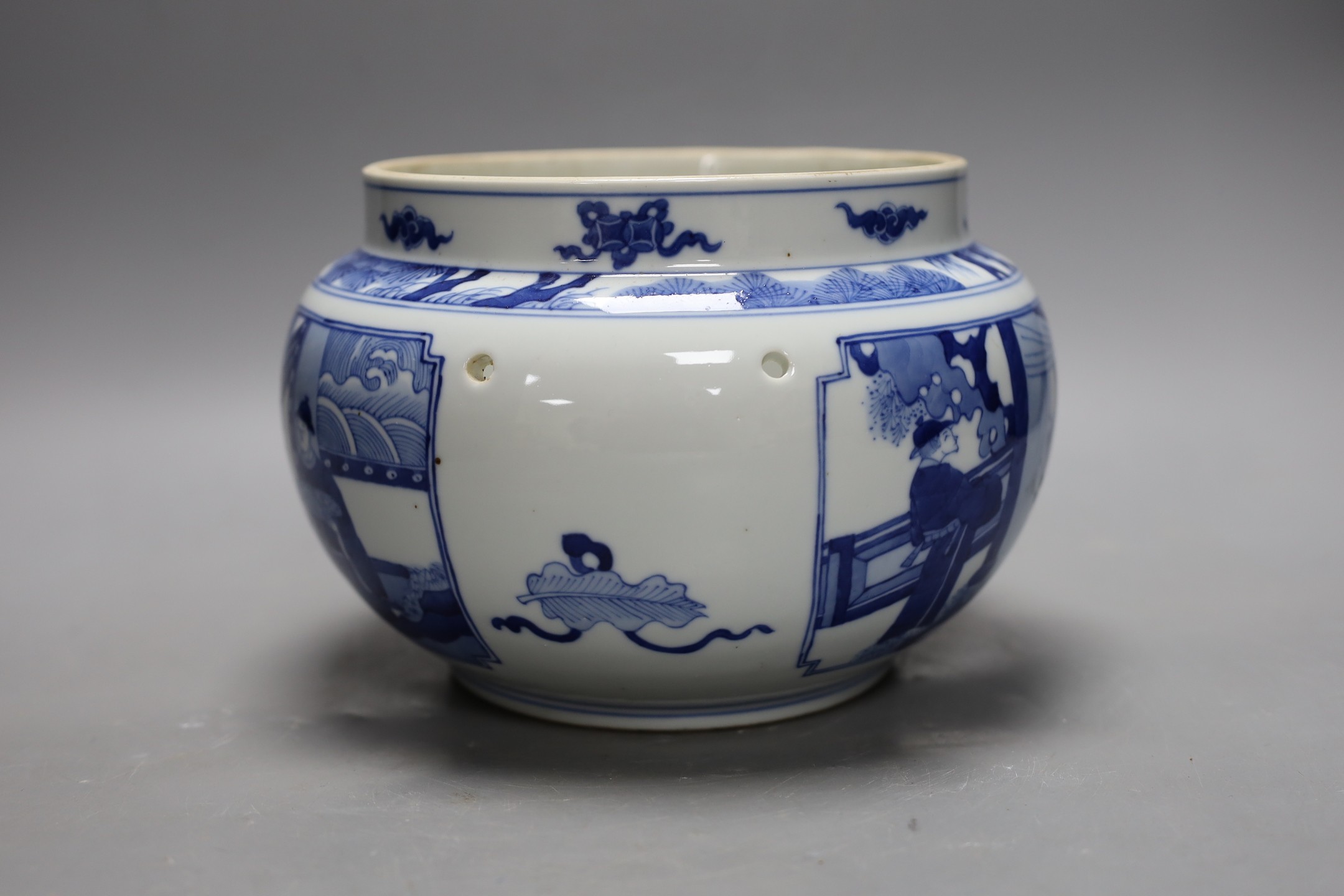 A Chinese blue and white jardiniere 15cm